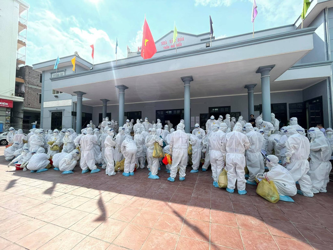 BS trong tâm dịch Bắc Giang: Quân của anh gục hết rồi!... Mọi người vẫn đang làm việc, cố cho xong-3