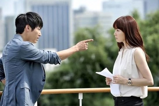 Ly thân nhưng vẫn sống chung nhà, vợ nhắn tin đòi chồng tiền điện thì nhận đáp trả chỉ 4 từ cực phẫn nộ!