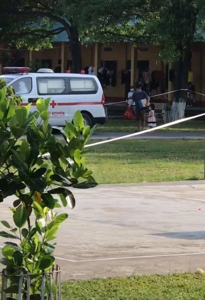 Xót xa hình ảnh cháu bé 2 tuổi mắc Covid-19 được bố đưa ra xe cấp cứu chuẩn bị chuyển đến khu điều trị-1