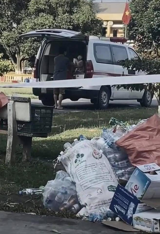 Xót xa hình ảnh cháu bé 2 tuổi mắc Covid-19 được bố đưa ra xe cấp cứu chuẩn bị chuyển đến khu điều trị-2