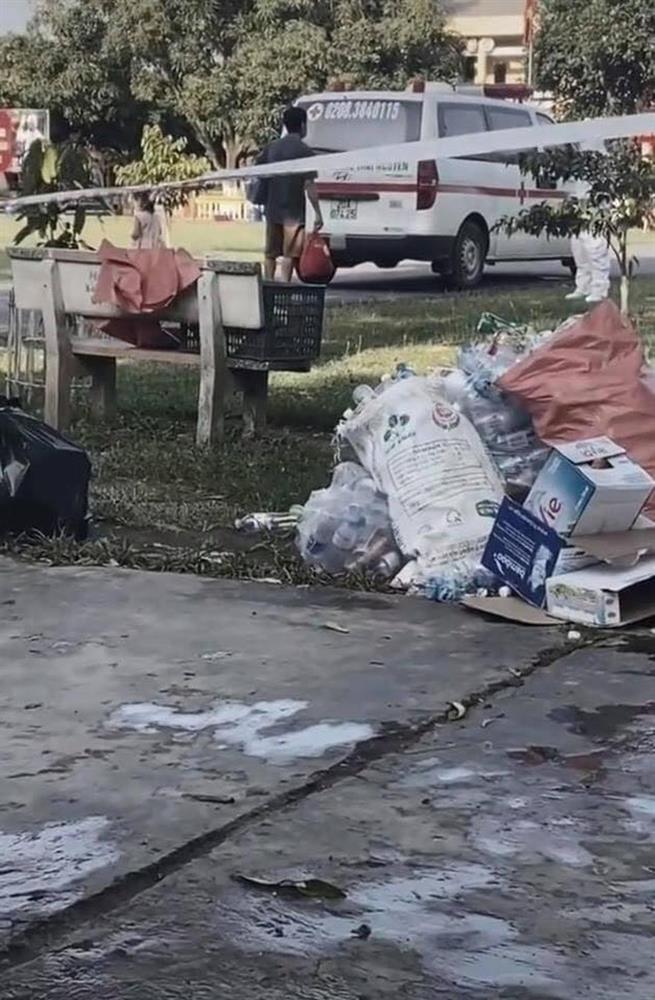 Xót xa hình ảnh cháu bé 2 tuổi mắc Covid-19 được bố đưa ra xe cấp cứu chuẩn bị chuyển đến khu điều trị-3