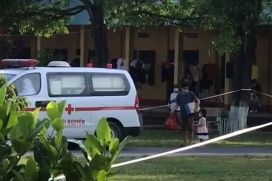 Xót xa hình ảnh cháu bé 2 tuổi mắc Covid-19 được bố đưa ra xe cấp cứu chuẩn bị chuyển đến khu điều trị