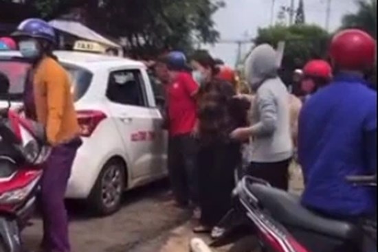 Cha mẹ đau đớn nhìn con rơi từ xe công nông xuống đường tử vong