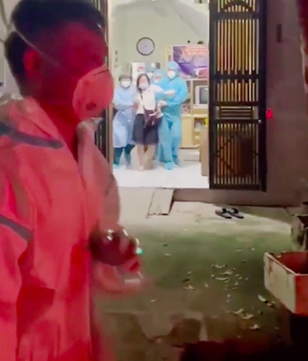 Người phụ nữ F1 cố thủ không chịu đi cách ly: Cúng bái nhiều giờ trên tầng 3 vì theo Hội thánh Đức Chúa Trời-1