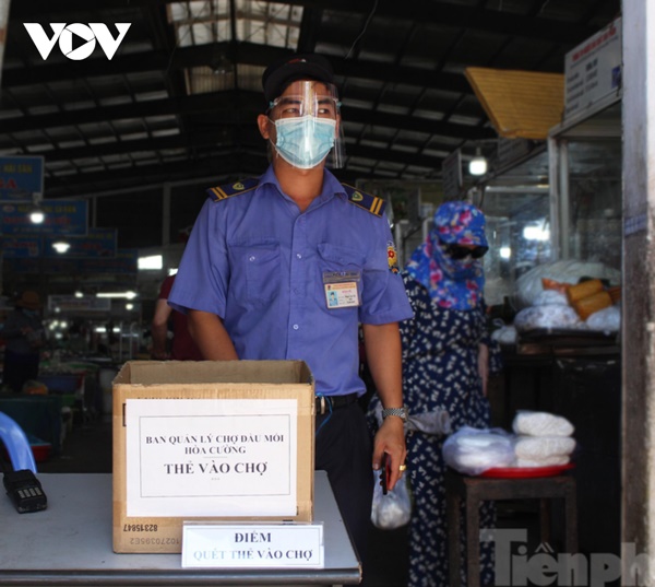 Người dân Đà Nẵng lần đầu đi chợ bằng thẻ QR- Code-2