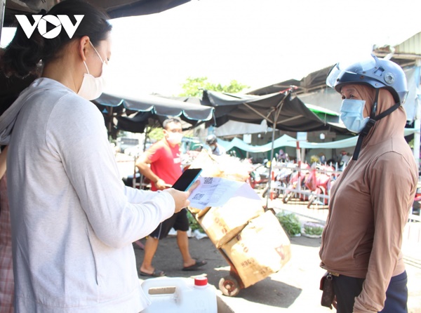 Người dân Đà Nẵng lần đầu đi chợ bằng thẻ QR- Code-3