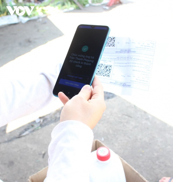 Người dân Đà Nẵng lần đầu đi chợ bằng thẻ QR- Code-4