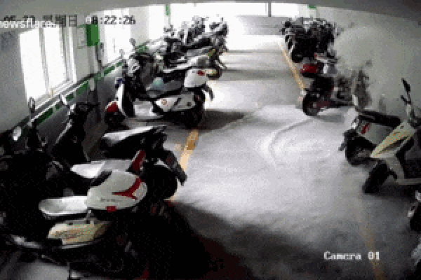 Xe máy điện bất ngờ phát nổ và bốc cháy dữ dội khi đang sạc pin-1