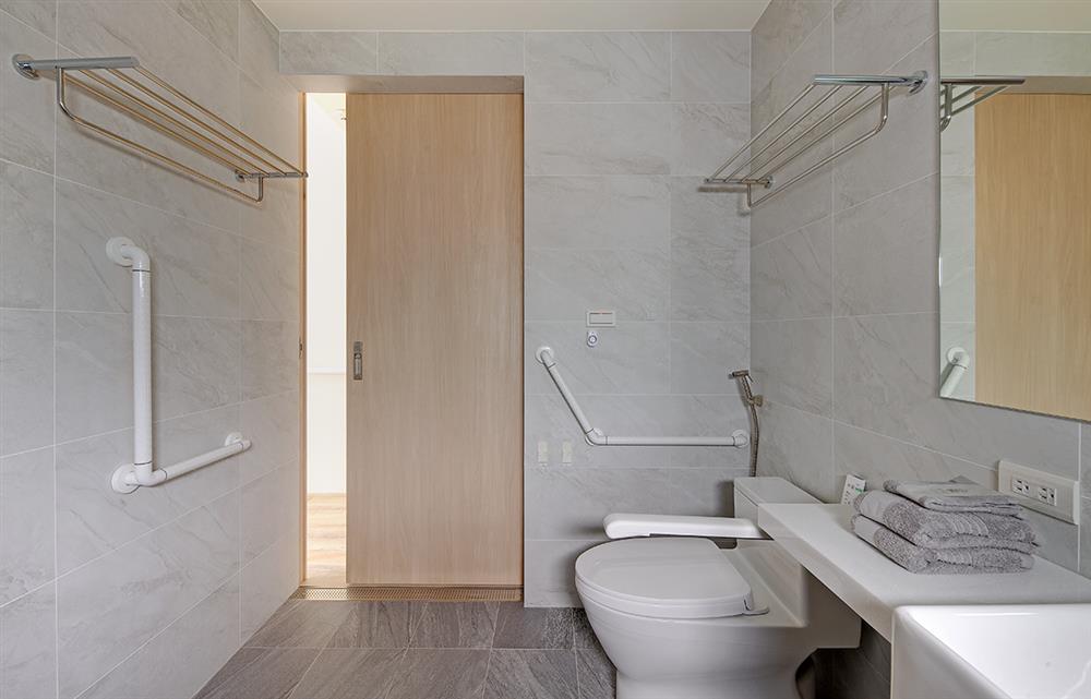 Các con cải tạo nhà phố 30 năm tuổi gần gũi với thiên nhiên, an toàn khi sử dụng để tặng mẹ-8