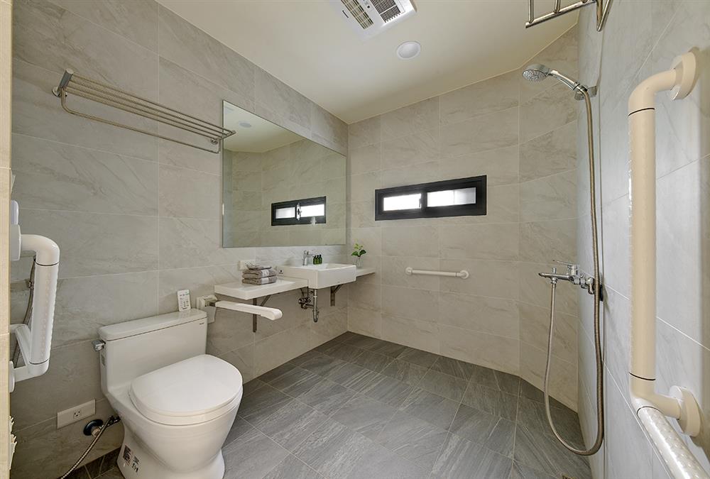 Các con cải tạo nhà phố 30 năm tuổi gần gũi với thiên nhiên, an toàn khi sử dụng để tặng mẹ-9