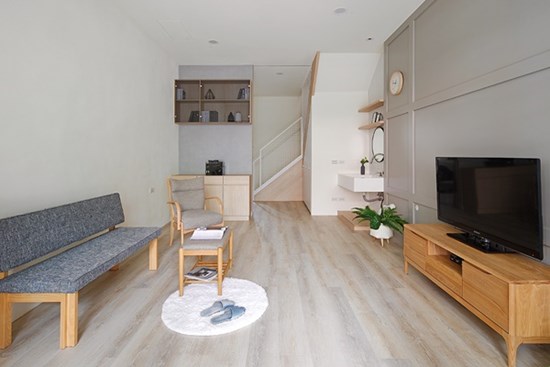 Các con cải tạo nhà phố 30 năm tuổi gần gũi với thiên nhiên, an toàn khi sử dụng để tặng mẹ