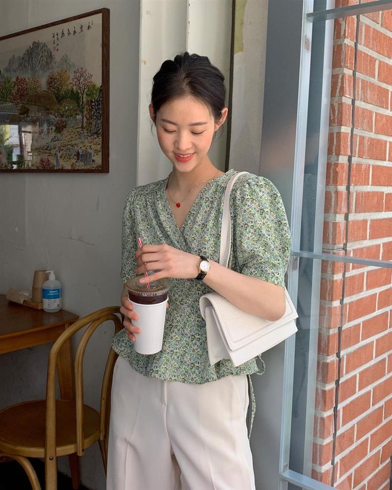Mẫu áo blouse đang phủ sóng dày đặc: Mặc lên khiến ai cũng tưởng bạn gầy đi 5kg, lên hình sống ảo cực xinh-1