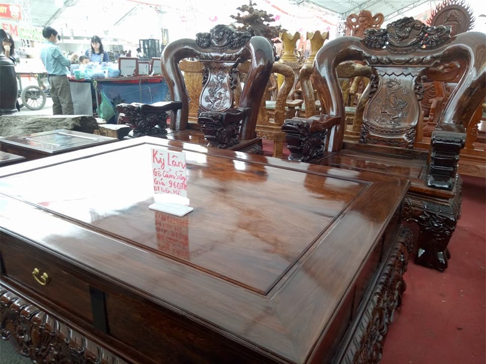 Choáng ngợp với những bộ bàn ghế kỳ lân tiền tỷ-6