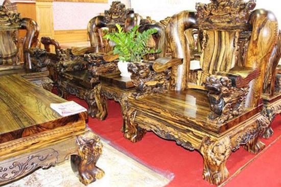 Choáng ngợp với những bộ bàn ghế kỳ lân tiền tỷ