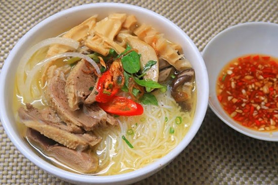 Cách nấu bún măng vịt hấp dẫn cả nhà khen tấm tắc