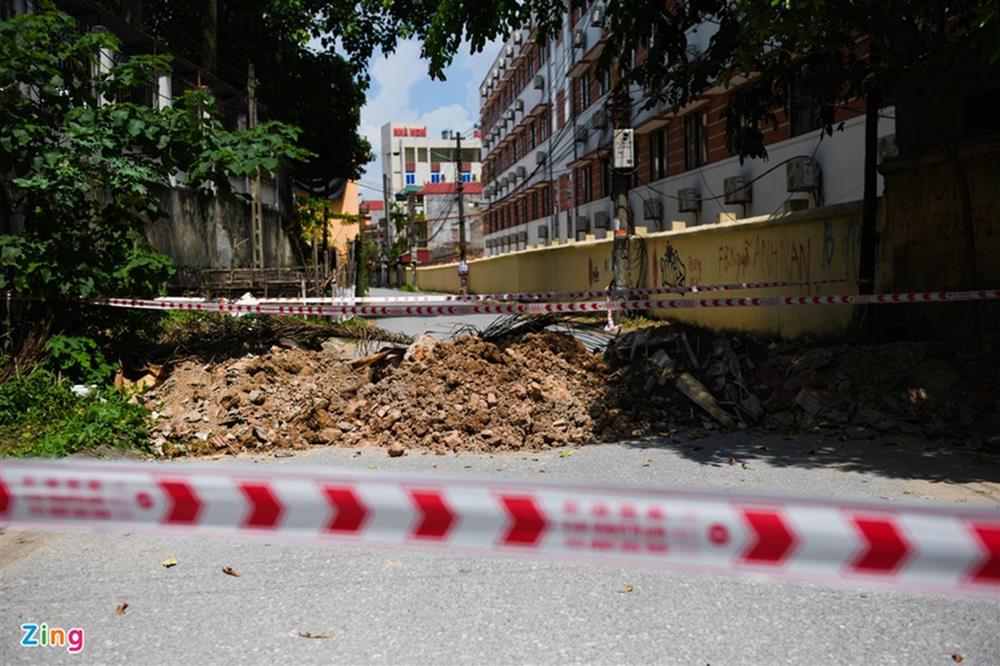 Xếp gạch, đổ đất làm chốt chặn ở TP Bắc Ninh-7