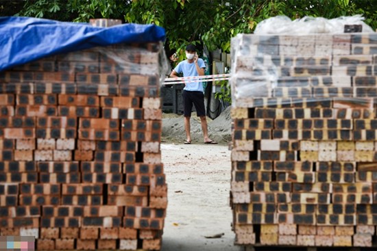 Xếp gạch, đổ đất làm chốt chặn ở TP Bắc Ninh