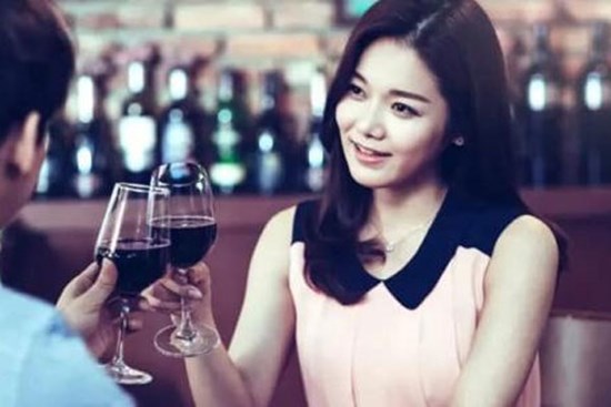 Người phụ nữ 53 tuổi khóc lóc: Đồng nghiệp nam theo đuổi tôi 2 năm, tôi đưa ra 3 điều kiện thì anh mắng tôi không biết xấu hổ