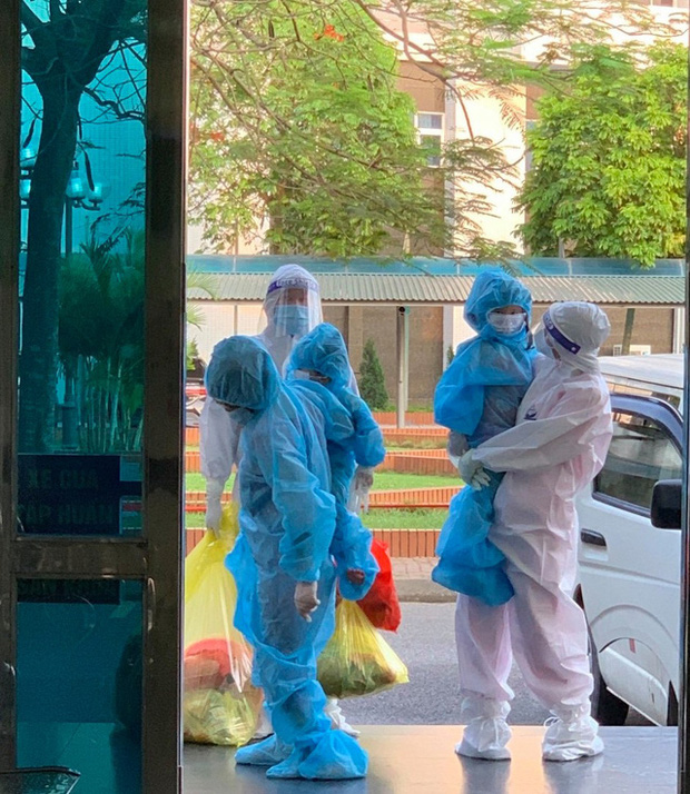 Ở nơi bác sĩ vừa điều trị bệnh nhân, vừa làm bảo mẫu, kiêm luôn cửu vạn-1