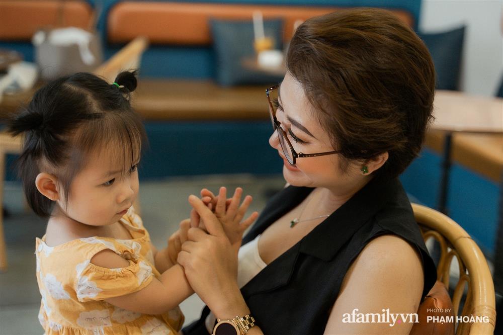 Hành trình vứt bỏ gia tài toàn mỡ, bệnh và đột quỵ của nữ Tiến sĩ 3 con: 2 lần đi đẻ đều lập kỳ tích, lột xác ngoạn mục đẹp như gái chưa chồng-6