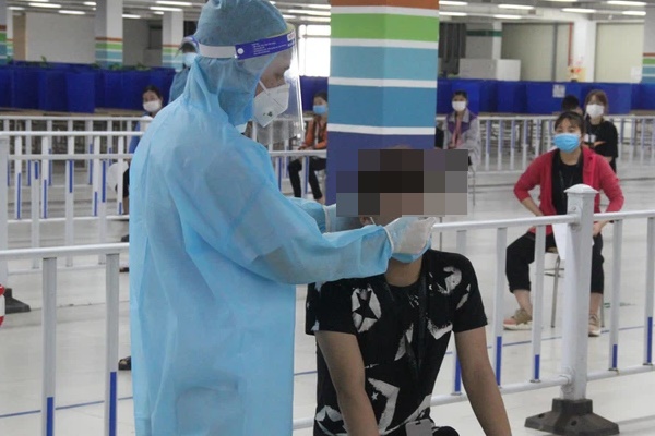 Bắc Giang: Phát hiện 98 ca dương tính SARS-CoV-2 qua test nhanh hơn 6.700 mẫu trong 1 ngày-1