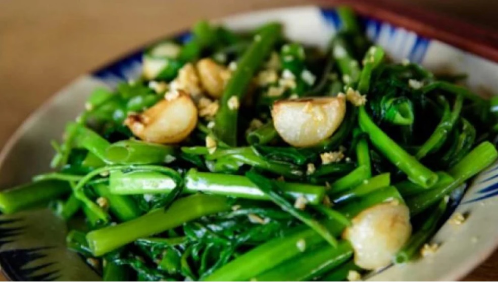 Rau muống xào muốn xanh mướt, không bị ra nước nhớ làm thêm bước này trước khi xào-1