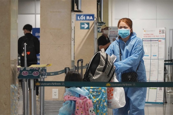 Khách nhậu, nhân viên quán bia chạy tán loạn khi thấy công an giữa mùa dịch-3