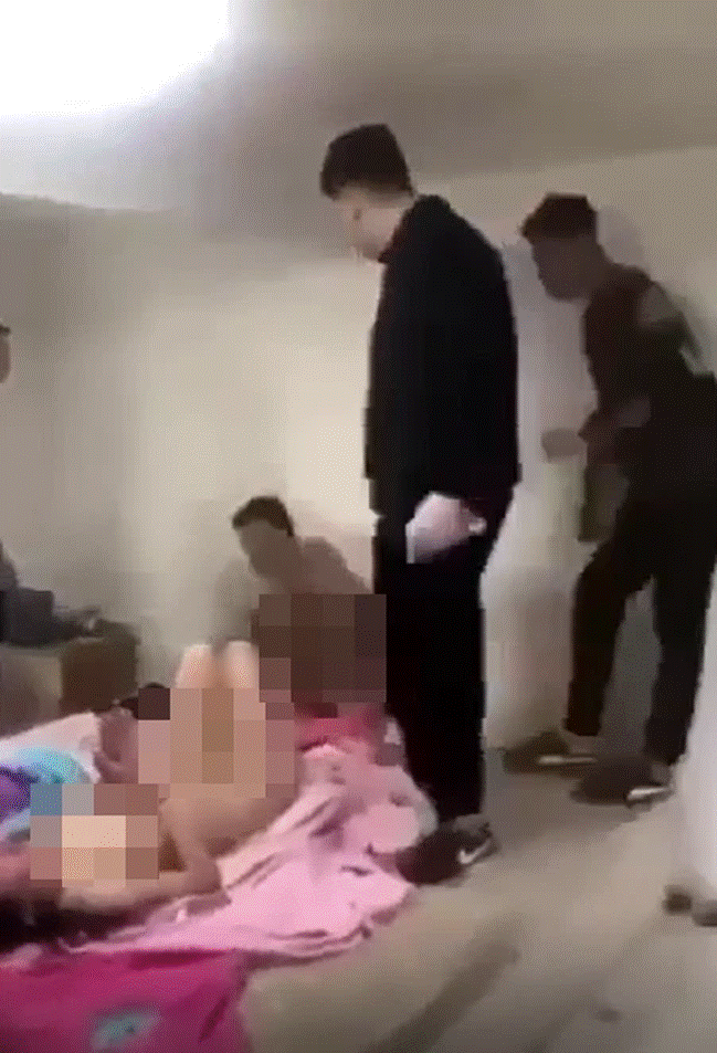 Đánh ghen chấn động chưa từng thấy: Vợ bắt nhân tình của chồng khỏa thân nằm vỗ tay xem màn hành hạ-3