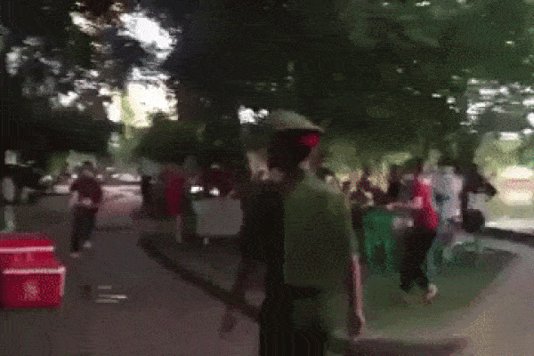 Khách nhậu, nhân viên quán bia chạy tán loạn khi thấy công an giữa mùa dịch