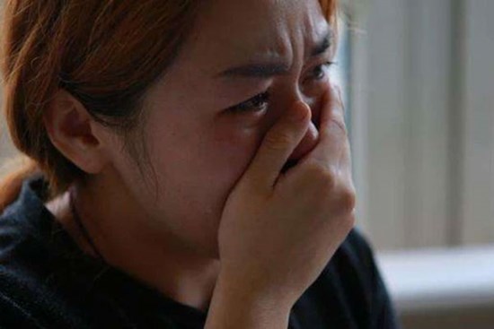 Luôn trốn tránh mẹ chồng bị liệt nửa người, tôi cay mắt khi thấy hành động của bà trong mưa