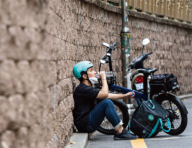 Tôi ốm liệt giường mà ngày nào chồng cũng nửa đêm mới về nhà, nhờ em trai theo dõi, kết quả tôi chết lặng-2