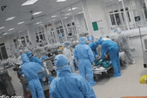 Xúc động hình ảnh các bác sĩ ép tim liên tục để cấp cứu, giành giật sự sống cho bệnh nhân COVID-19 bị ngưng tuần hoàn