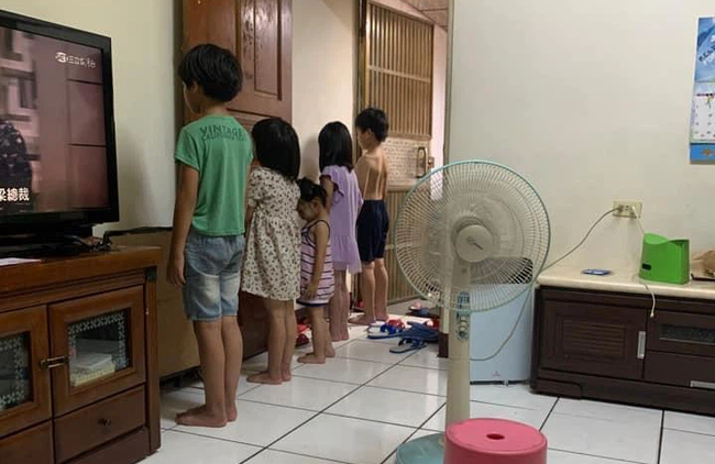 Khủng hoảng vì con nghỉ học do dịch, phụ huynh thi nhau chia sẻ ảnh phạt con úp mặt vào tường vừa buồn cười, vừa đáng yêu-2