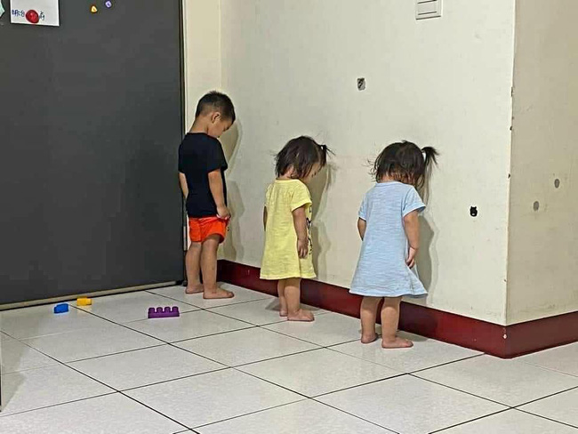 Khủng hoảng vì con nghỉ học do dịch, phụ huynh thi nhau chia sẻ ảnh phạt con úp mặt vào tường vừa buồn cười, vừa đáng yêu-5