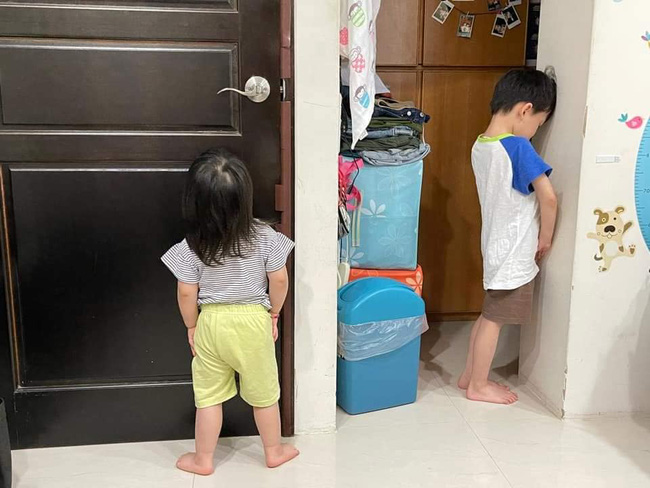 Khủng hoảng vì con nghỉ học do dịch, phụ huynh thi nhau chia sẻ ảnh phạt con úp mặt vào tường vừa buồn cười, vừa đáng yêu-9