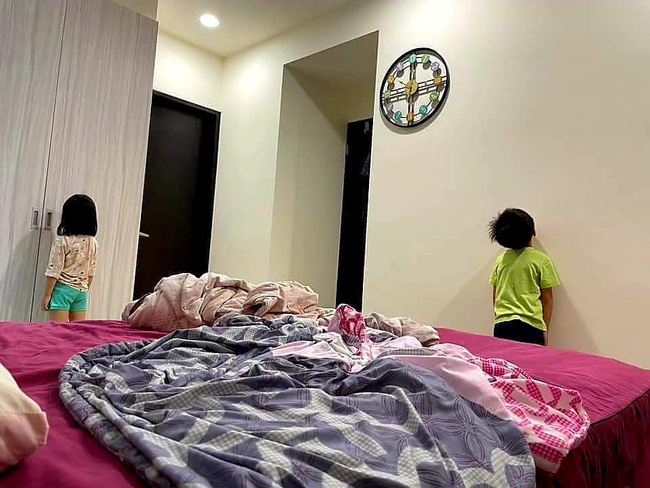 Khủng hoảng vì con nghỉ học do dịch, phụ huynh thi nhau chia sẻ ảnh phạt con úp mặt vào tường vừa buồn cười, vừa đáng yêu-10