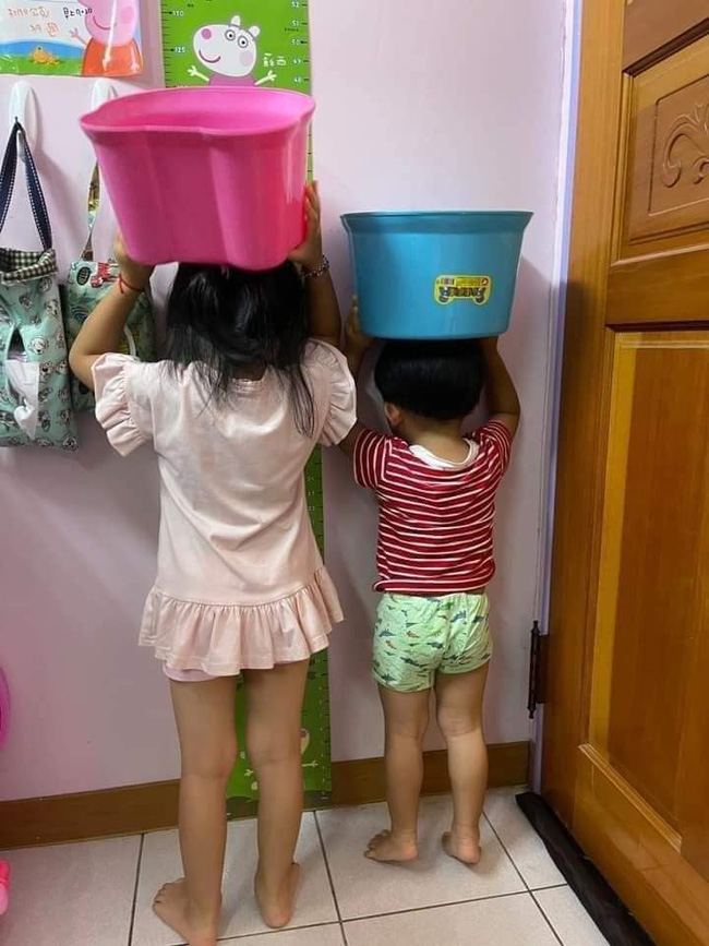 Khủng hoảng vì con nghỉ học do dịch, phụ huynh thi nhau chia sẻ ảnh phạt con úp mặt vào tường vừa buồn cười, vừa đáng yêu-11