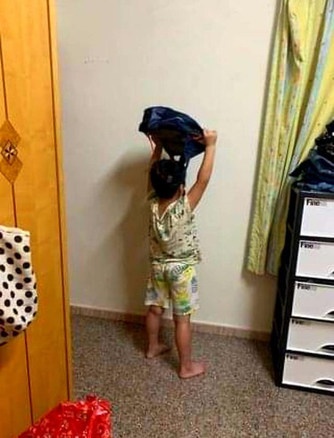 Khủng hoảng vì con nghỉ học do dịch, phụ huynh thi nhau chia sẻ ảnh phạt con úp mặt vào tường vừa buồn cười, vừa đáng yêu-12