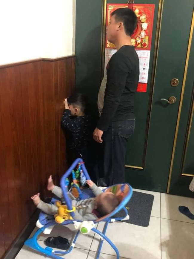 Khủng hoảng vì con nghỉ học do dịch, phụ huynh thi nhau chia sẻ ảnh phạt con úp mặt vào tường vừa buồn cười, vừa đáng yêu-15
