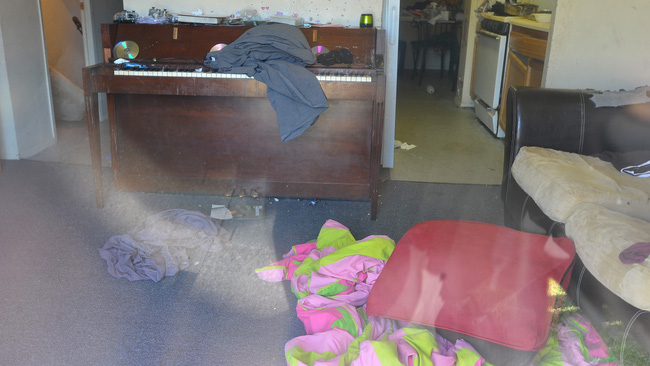 Đến cưỡng chế 5 mẹ con người phụ nữ rời đi vì thiếu tiền thuê nhà, cơ quan chức năng tình cờ phanh phui tội ác trong chiếc tủ đông chứa 2 thi thể-3