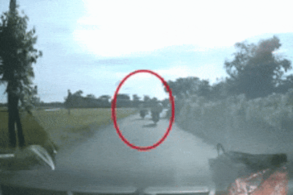 Video: Tài xế nhốt CSGT trên xe, điều khiển xe tông vào lán của chốt kiểm dịch-1