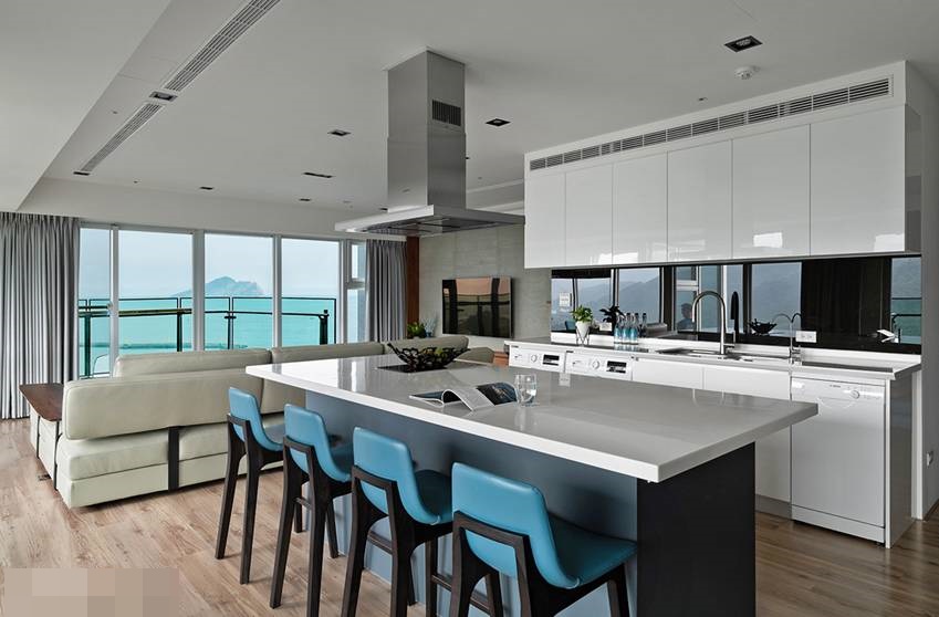 Ngôi nhà cheo leo trên đỉnh núi nhưng có thiết kế cực kỳ hiện đại, nội thất màu xanh ngọc bích và xanh lục bảo với view hướng ra biển cực chất-2