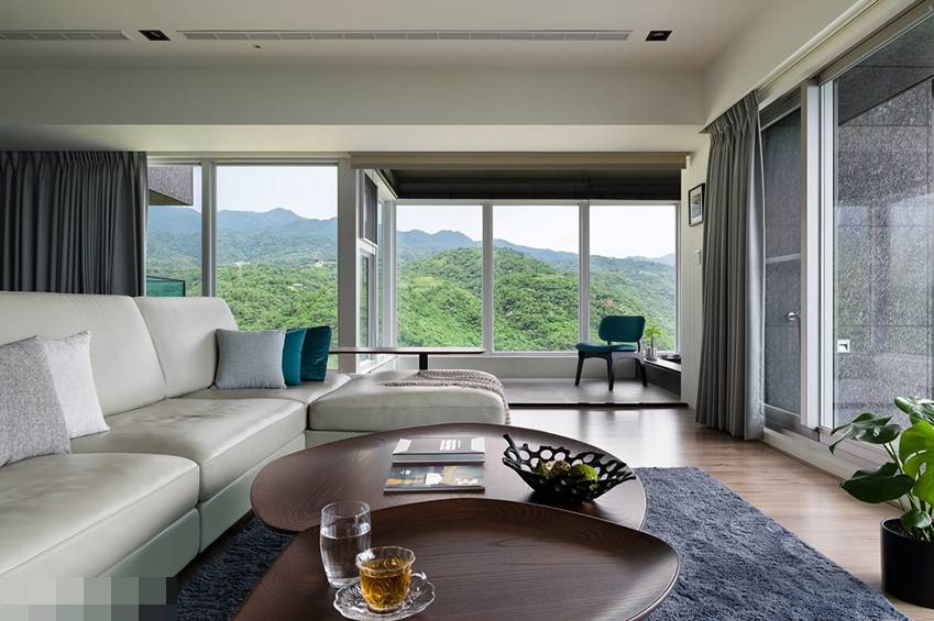 Ngôi nhà cheo leo trên đỉnh núi nhưng có thiết kế cực kỳ hiện đại, nội thất màu xanh ngọc bích và xanh lục bảo với view hướng ra biển cực chất-6