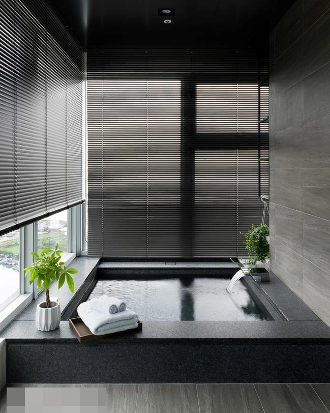 Ngôi nhà cheo leo trên đỉnh núi nhưng có thiết kế cực kỳ hiện đại, nội thất màu xanh ngọc bích và xanh lục bảo với view hướng ra biển cực chất-9