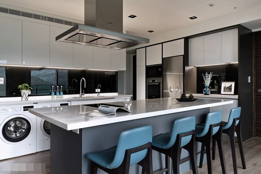 Ngôi nhà cheo leo trên đỉnh núi nhưng có thiết kế cực kỳ hiện đại, nội thất màu xanh ngọc bích và xanh lục bảo với view hướng ra biển cực chất-10