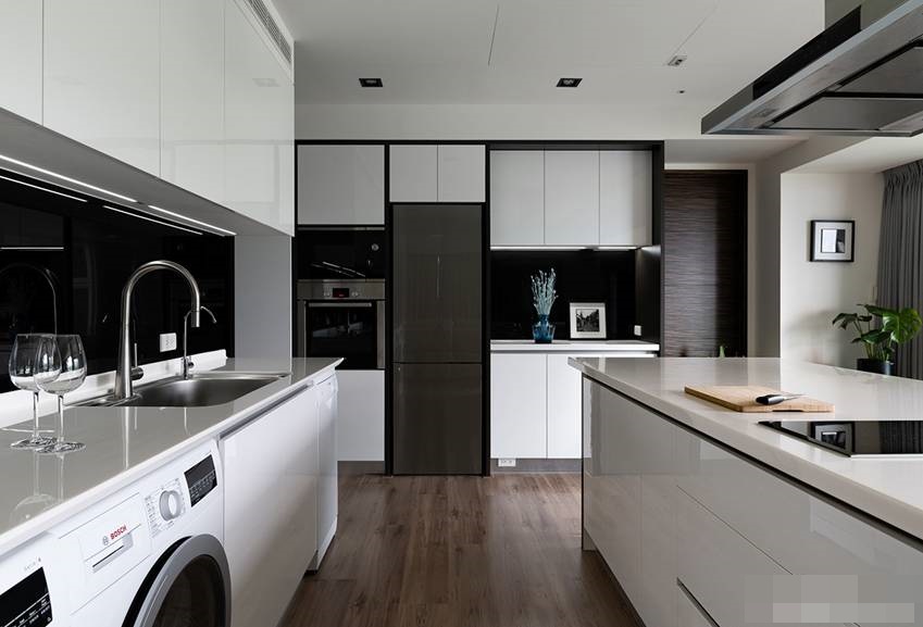 Ngôi nhà cheo leo trên đỉnh núi nhưng có thiết kế cực kỳ hiện đại, nội thất màu xanh ngọc bích và xanh lục bảo với view hướng ra biển cực chất-11