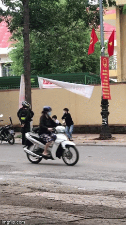 Phát hiện nhóm học sinh phạm luật giao thông, cách xử lý của 2 chiến sĩ cảnh sát sau đó thu hút nửa triệu lượt xem trên Tiktok-1