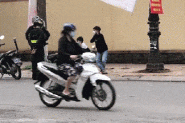 Thanh niên vui chân lăn cục bê tông ra giữa đường, điều khủng khiếp xảy ra sau đó chỉ ít phút ngắn ngủi-3