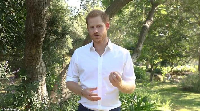 Ông nội vừa mới qua đời, Harry liên tục lên sóng công kích gia đình rồi xấu hổ khi biết món quà cuối Hoàng tế Philip dành cho mình-2