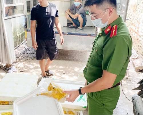 Bí mật trên chiếc xe tải chuyên tuồn đồ ăn vào các nhà hàng-1